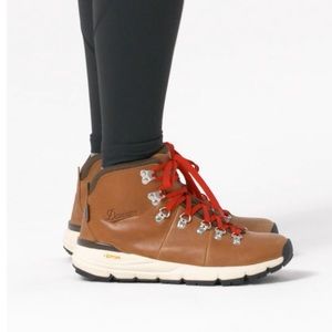 Danner Mountain 600 saddle tan leather hiking boots in box!